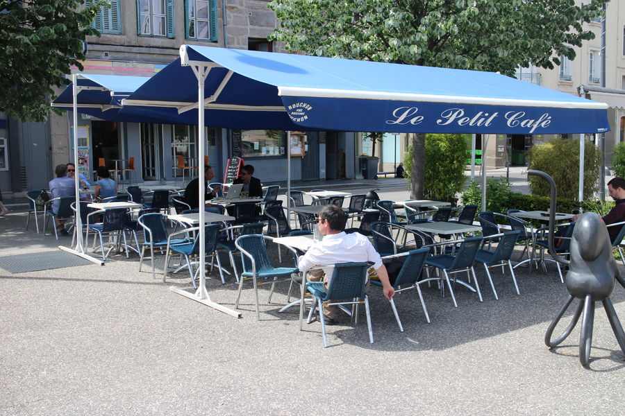 image 1 le petit café